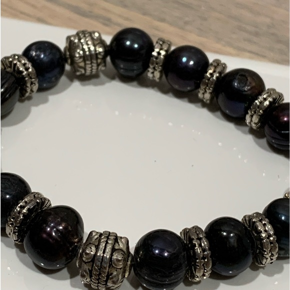 A Black Beaded & Silver Toned Filigree Heart Pendant Stretchable Bracelet - Picture 4 of 6